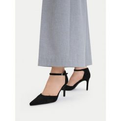 Szpilki DeeZee. Czarne szpilki damskie DeeZee, bez wzorów, bez obcasa, na szpilce, bez zapięcia. Za 129.99 zł.