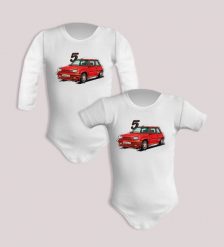 Renault 5 — body (Rozmiar: 3M; Długość rękawa: długi; Rodzaj nadruku: Renault 5). Białe body niemowlęce nikiniki, bez wzorów, z bawełny, bez kołnierzyka, bez ramiączek. Za 59.00 zł.