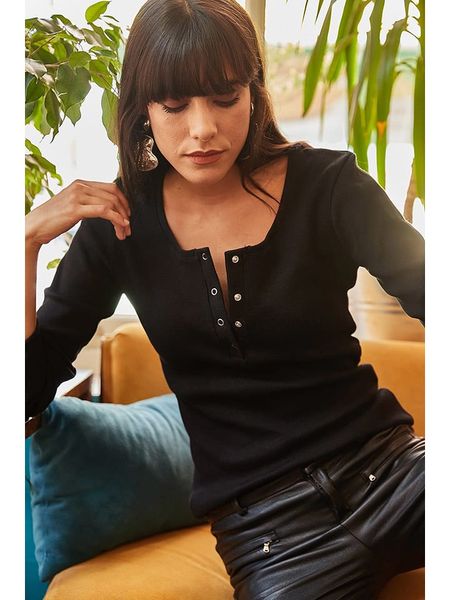 Olalook Koszulka w kolorze czarnym rozmiar: S. Czarne bluzki damskie Olalook, s, bez wzorów, bez kołnierzyka, bez ramiączek. Za 37.12 zł.