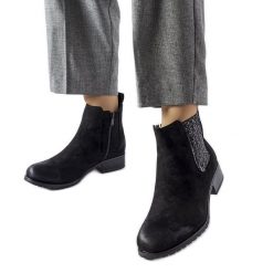 Czarne płaskie botki z ozdobna wstawką Arnoux. Czarne botki damskie na zimę, eleganckie, za kostkę, bez obcasa, na płaskiej podeszwie, bez zapięcia. Za 90.28 zł.