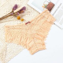 Koronkowe figi z wycięciami na romantyczny wieczór Emyle. Białe figi Intica, z aplikacjami, z koronki. Za 49.00 zł.