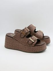 Bellucci Klapki w kolorze jasnobrązowym na koturnie rozmiar: 36. Brązowe klapki damskie Bellucci, bez wzorów, z otwartym noskiem, bez obcasa, na koturnie, bez zapięcia. Za 121.99 zł.