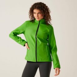 Damska kurtka softshell Ablaze z nadrukiem. Zielone kurtki damskie Regatta, na jesień, bez wzorów, z softshellu, bez kaptura. Za 199.99 zł.
