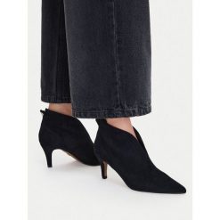 Botki Nine West. Czarne botki damskie Nine West, bez obcasa, na szpilce, bez zapięcia. Za 279.99 zł.