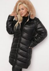Czarna Dwustronna Kurtka z Kieszeniami i Odpinanym Kapturem Alagona. Czarne kurtki damskie Born2be, xl, bez wzorów, z futra. Za 279.99 zł.