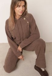Brązowy Komplet Dresowy Bluza z Kapturem z Ozdobnymi Guzikami i Spodnie Eborissa. Brązowe bluzy damskie Born2be, l, bez wzorów, z dresówki, z kapturem. Za 169.99 zł.