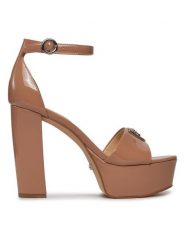 Guess Sandały Seton FLPSET PAT03 Beżowy. Brązowe sandały damskie Guess, z aplikacjami, z lakierowanej skóry, bez obcasa, na słupku, bez zapięcia. Za 669.99 zł.