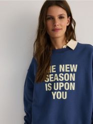 Bluza z nadrukiem - granatowy. Niebieskie bluzy damskie Reserved, l, bez wzorów, z bawełny, bez kaptura. W wyprzedaży za 59.99 zł.