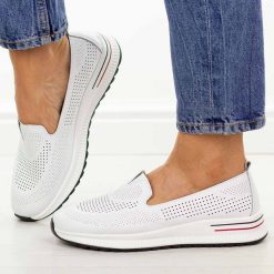 Białe ażurowe skórzane półbuty damskie Filippo Dp7611/26. Białe półbuty damskie Filippo, na jesień, w ażurowe wzory, z jeansu, z okrągłym noskiem, bez obcasa, na płaskiej podeszwie, bez zapięcia. Za 199.00 zł.