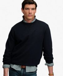 Superdry Bluza Essential Stacked Logo Crew – fason relaxed – DARK NAVY. Niebieskie bluzy damskie Superdry, uniwersalny, z aplikacjami, z bawełny, bez kaptura. Za 386.90 zł.