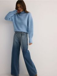 Jeansy straight z wiązanym paskiem - niebieski. Niebieskie jeansy damskie Reserved, z podwyższonym stanem. W wyprzedaży za 89.99 zł.