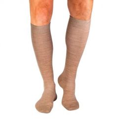 Długie skarpetki 3/4 z cienkiej wełny w kolorze beżowym. Brązowe skarpetki damskie OEM, bez wzorów, z wełny. W wyprzedaży za 57.39 zł.