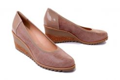 BIOECO BY ARKA 5152 1360+1887 beż, czółenka damskie. Czółenka damskie Bioeco by Arka, bez wzorów, ze skóry, bez obcasa, na koturnie. Za 194.95 zł.