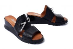 ARTIKER RELAKS 52C0514 czarny, klapki damskie. Czarne klapki damskie Artiker Relaks, bez wzorów, ze skóry, bez obcasa, na koturnie, bez zapięcia. Za 139.93 zł.