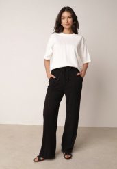 Czarne Szerokie Spodnie z Prążkowanej Tkaniny z Wysokim Stanem Sarora. Czarne spodnie materiałowe damskie Born2be, bez wzorów, z jeansu. Za 59.99 zł.