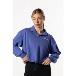 Damska krótka bluza z krótkim zamkiem i opuszczonym ramieniem – niebieski irys. Niebieskie bluzy damskie AESTHETIC WOLF, l, bez wzorów, z bawełny, bez kaptura. Za 259.99 zł.