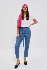 Szal z drobnym metalicznym nadrukiem truskawkowy. Czerwone szaliki damskie MOODO, bez wzorów, z poliesteru. W wyprzedaży za 16.99 zł.