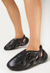 Czarne Sneakersy z Pianki Zdobione Wycięciami Harelle. Czarne obuwie sportowe damskie Born2be, bez zapięcia. Za 69.99 zł.