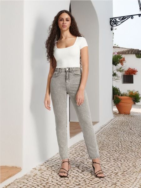 Jeansy mom fit - szary. Szare jeansy damskie Sinsay. Za 49.99 zł.