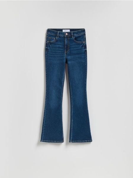Jeansy flare z krótszą nogawką - granatowy. Niebieskie jeansy damskie Reserved. W wyprzedaży za 45.99 zł.
