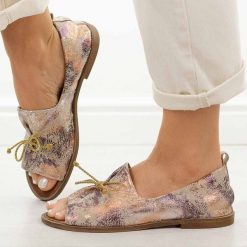 Złote N04 skórzane Polskie sandały damskie z zakrytą piętą Deoni D488. Żółte sandały damskie Deoni, bez wzorów, ze skóry, bez obcasa, bez zapięcia. Za 419.00 zł.