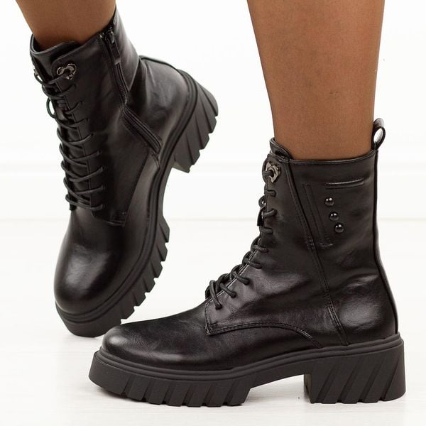 Czarne zimowe botki damskie na traperze M.Daszyński 2502-4. Czarne botki damskie M.Daszyński, na jesień, z jeansu, eleganckie, z okrągłym noskiem, bez obcasa, bez zapięcia. Za 219.00 zł.