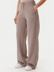 Guess Spodnie dresowe V5BB12 KCX22 Beżowy Wide Leg. Brązowe spodnie dresowe damskie Guess, l, z aplikacjami, z dresówki. Za 379.99 zł.