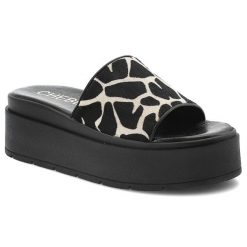 Czarne Klapki Chebello Stylowe Obuwie Damskie Na Platformie Żyrafa. Czarne klapki damskie CheBello, bez wzorów, ze skóry, bez obcasa, na platformie, bez zapięcia. Za 409.00 zł.