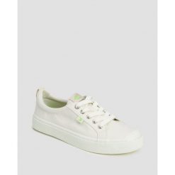 Tenisówki Cariuma OCA Low Off-White Canvas. Białe trampki damskie CARIUMA, bez wzorów, bez zapięcia. W wyprzedaży za 209.10 zł.