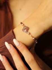 Pierres delicates Pozłacana bransoletka z kamieniami szlachetnymi i perłami rozmiar: onesize. Fioletowe bransoletki damskie Pierres delicates, pozłacane. Za 52.99 zł.