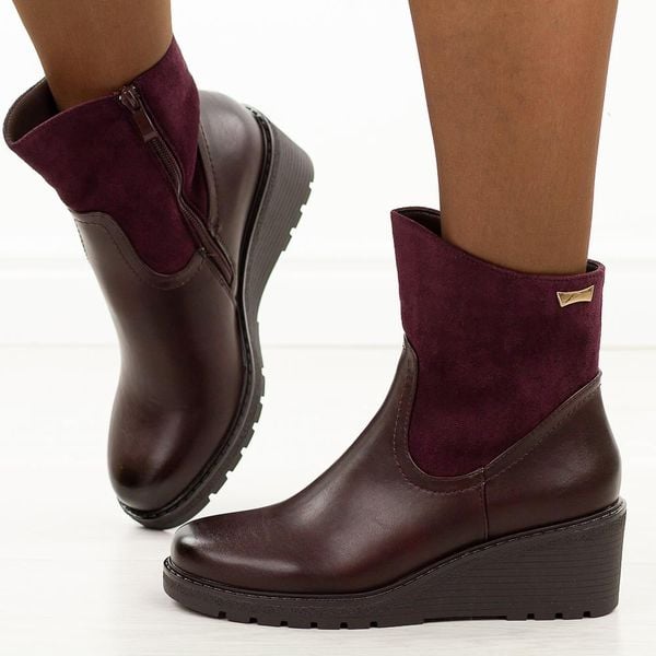 Bordowe botki damskie na koturnie M.Daszyński 2510-4. Czerwone botki damskie M.Daszyński, na jesień, z jeansu, eleganckie, z okrągłym noskiem, bez obcasa, na koturnie, bez zapięcia. W wyprzedaży za 171.14 zł.