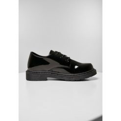 Trenerzy Urban Classics low laced. Czarne obuwie sportowe damskie Urban Classics, bez zapięcia. Za 231.00 zł.