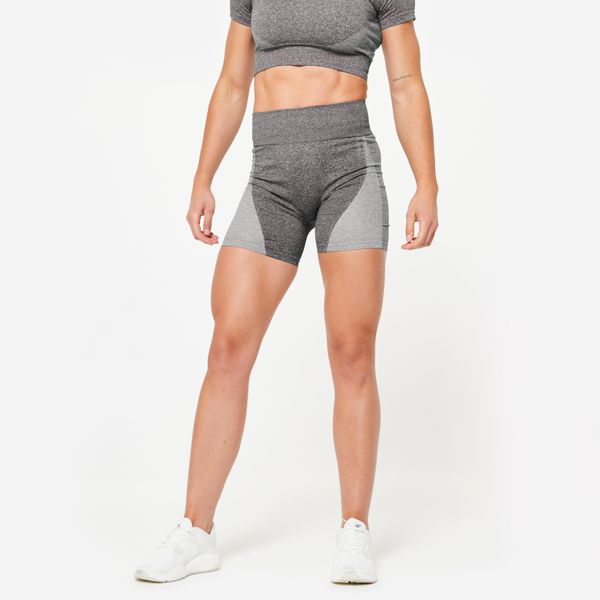 Spodenki fitness cardio damskie Domyos seamless. Czarne obuwie sportowe damskie DOMYOS, z materiału, bez zapięcia, na fitness i siłownię. W wyprzedaży za 59.99 zł.