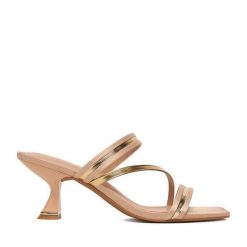 Klapki JENNY. Brązowe klapki damskie Jenny, bez wzorów, bez obcasa, bez zapięcia. Za 129.99 zł.