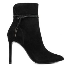 Botki Eva Minge. Czarne botki damskie Eva Minge, bez obcasa, na szpilce, bez zapięcia. Za 449.99 zł.