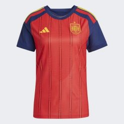 Koszulka domowa Hiszpania 26 Authentic. Czerwone bluzki damskie Adidas, bez wzorów, sportowe, bez kołnierzyka, bez ramiączek. Za 649.00 zł.