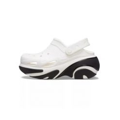 Tenisówki Crocs Model Bubble Crush Clog U Kolor Biały. Białe trampki damskie Crocs, bez wzorów, z gumy, bez zapięcia. Za 392.95 zł.