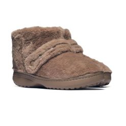 Kapcie Crocs CLASSIC UNFURGETTABLE BOOT 211743-2EY. Brązowe kapcie damskie Crocs, z gumy. Za 279.00 zł.
