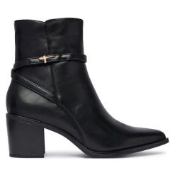 Botki Tamaris. Czarne botki damskie Tamaris, bez obcasa, na słupku, bez zapięcia. Za 484.99 zł.
