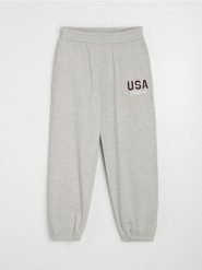 Dresowe spodnie jogger z haftowanym napisem USA - szary. Szare spodnie sportowe damskie Sinsay, l, bez wzorów, z dresówki, na fitness i siłownię. Za 39.99 zł.