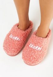 Ciemnoróżowe Kapcie ze Sztucznego Futerka z Ozdobną Naszywką Valentillo. Czerwone kapcie damskie Born2be. Za 29.99 zł.