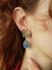 L'Atelier de Gaia Pozłacane kolczyki-wkrętki z kocim okiem i cyrkoniami rozmiar: onesize. Niebieskie kolczyki damskie L'Atelier de Gaia, z cyrkonią, pozłacane. Za 100.75 zł.