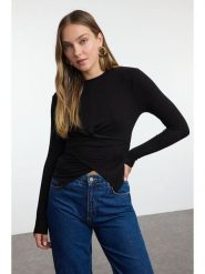 Trendyol Bluzka w kolorze czarnym rozmiar: M. Czarne bluzki damskie Trendyol, m, bez wzorów, bez kołnierzyka, bez ramiączek. Za 56.99 zł.