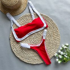 Strój kąpielowy z ozdobną lamówką na plażę Elidia. Czerwone stroje jednoczęściowe Intica, bez wzorów, z materiału. Za 159.00 zł.