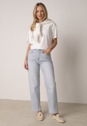 Niebieskie Bawełniane Jeansy o Kroju Mom Fit z Wysokim Stanem i Paskiem Pribena. Niebieskie jeansy damskie Born2be, z podwyższonym stanem. Za 129.99 zł.