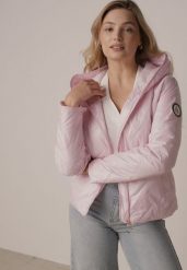 Różowa Kurtka Pikowana z Nieodpinanym Kapturem i Aplikacją na Rękawie Endora. Czerwone kurtki damskie Born2be, l, z aplikacjami, z jeansu. Za 129.99 zł.