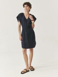 TATUUM Sukienka "Ovita" w kolorze granatowym rozmiar: S. Sukienki damskie TATUUM, bez wzorów, z lyocellu, bez ramiączek. Za 158.10 zł.