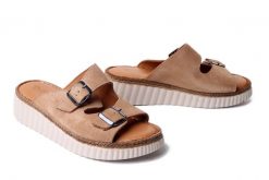 Artiker Relaks 58C2000 light brown, klapki damskie. Brązowe klapki damskie Artiker Relaks, bez wzorów, ze skóry, bez obcasa, na koturnie, bez zapięcia. Za 229.90 zł.