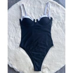 Strój kąpielowy jednoczęściowy elastyczny na plażę i basen Zoea. Czarne stroje jednoczęściowe Intica, bez wzorów, z materiału. Za 169.00 zł.