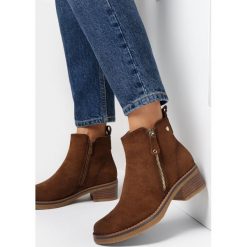 Brązowe Botki Khariphae. Brązowe botki damskie Born2be, za kostkę, bez obcasa, na płaskiej podeszwie, bez zapięcia. Za 149.99 zł.